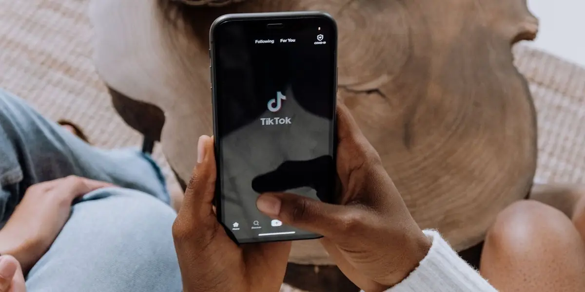 Hand hält ein Smartphone mit geöffneter Kurzvideo-App